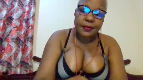 Snapshot of weaverbird25 chatting on February 13, 2026, 10:06 pm weaverbird25 online show from February 13, 2026, 10:06 pm