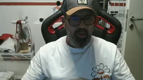 Snapshot of womenizzeer chatting on December 5, 2024, 7:16 am Adam online show from December 5, 2024, 7:16 am