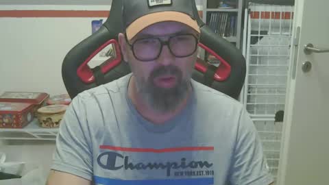 Snapshot of womenizzeer chatting on December 11, 2024, 9:01 pm Adam online show from December 11, 2024, 9:01 pm