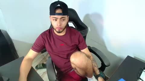 Snapshot of xanderstone00 chatting on February 17, 2026, 7:09 pm Xanderstone online show from February 17, 2026, 7:09 pm