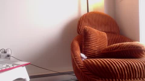 Lola online show from March 6, 2025, 2:51 pm