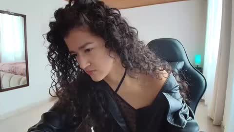 Snapshot of yourdreamgirl2025 chatting on November 6, 2025, 3:02 pm yourdreamgirl2025 online show from November 6, 2025, 3:02 pm