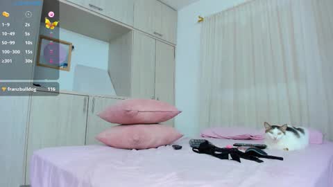 Snapshot of zoey_cooper chatting on October 17, 2025, 2:15 am zoey Independent model online show from October 17, 2025, 2:15 am