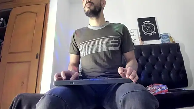 JohanyLatino online show from January 14, 2025, 1:04 am