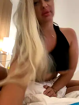 Denisse Perry online show from November 25, 2025, 2:33 am