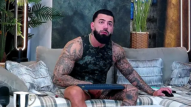 masterkingofmusclee online show from November 18, 2025, 7:35 am