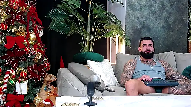 masterkingofmusclee online show from December 17, 2025, 9:54 pm