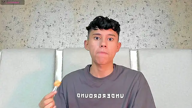 Snapshot of Angel_esteban_fx chatting on March 8, 2025, 6:43 am Angel esteban fx online show from March 8, 2025, 6:43 am