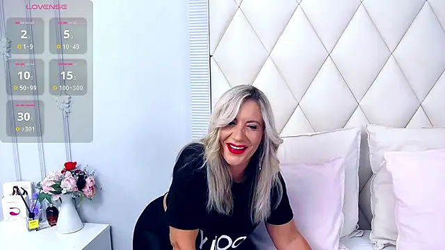 Snapshot of GinaBear chatting on September 24, 2025, 6:55 pm GinaBear online show from September 24, 2025, 6:55 pm