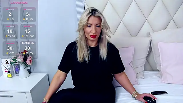 Snapshot of GinaBear chatting on September 29, 2025, 6:02 pm GinaBear online show from September 29, 2025, 6:02 pm