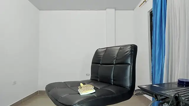 Snapshot of xmissinchesxx chatting on February 5, 2026, 9:14 am xmissinchesxx online show from February 5, 2026, 9:14 am