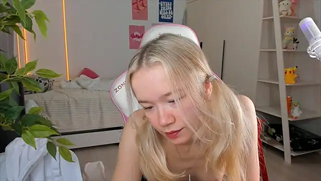 Snapshot of Lily_Young chatting on December 17, 2025, 6:19 am Lily Young online show from December 17, 2025, 6:19 am