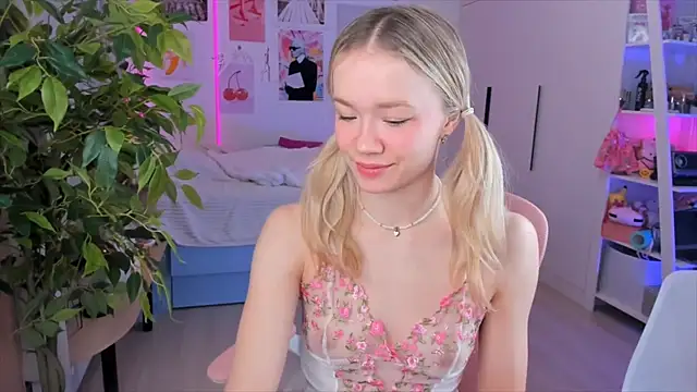 Snapshot of Lily_Young chatting on February 6, 2026, 5:12 am Lily Young online show from February 6, 2026, 5:12 am