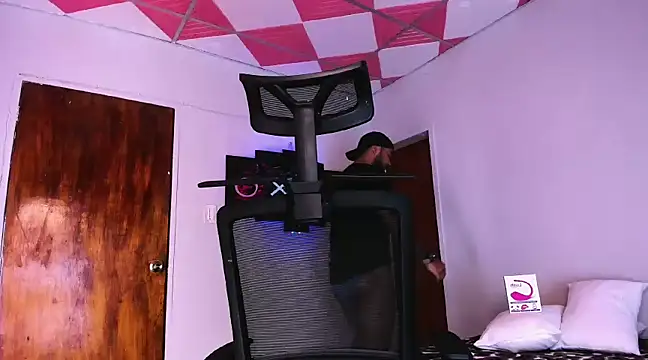 Snapshot of Sebas-hott chatting on December 21, 2024, 3:36 am Sebas-hott online show from December 21, 2024, 3:36 am