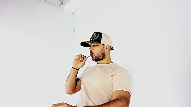 Snapshot of Sebas-hott chatting on September 17, 2025, 10:22 pm Sebas-hott online show from September 17, 2025, 10:22 pm