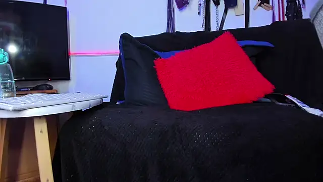 LucyStrike  online show from February 11, 2026, 11:21 pm