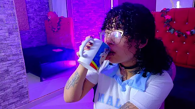 Snapshot of miahernadez303av chatting on February 16, 2026, 3:02 am miahernadez303av online show from February 16, 2026, 3:02 am