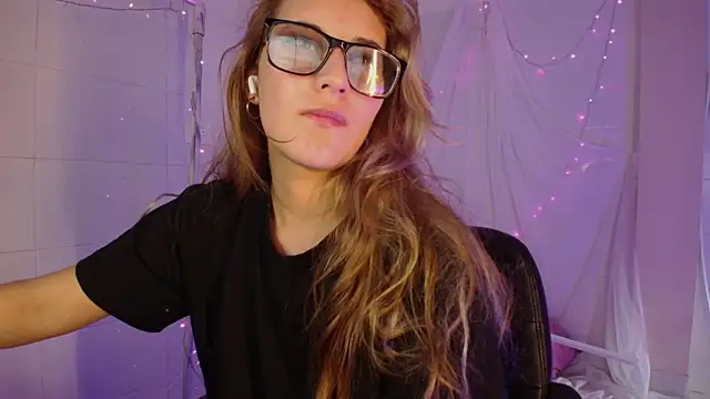 Snapshot of Giia_paiige18 chatting on February 16, 2026, 7:21 pm Giia paiige18 online show from February 16, 2026, 7:21 pm