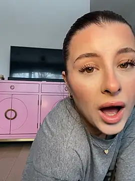 Mia-Minou online show from February 2, 2026, 10:03 am