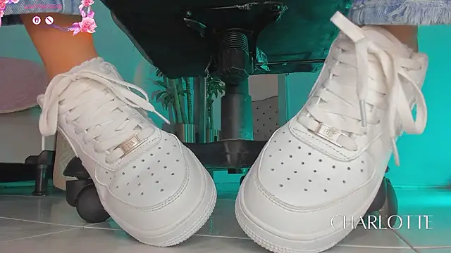 charlotte  grey online show from February 25, 2026, 8:07 pm