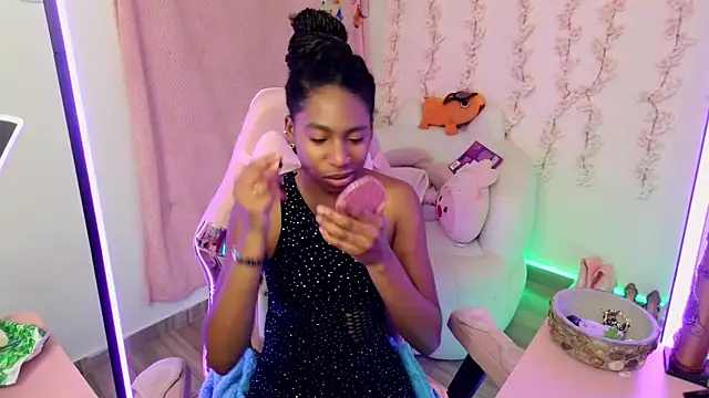 Snapshot of Queen_perla_ chatting on December 18, 2025, 8:04 pm Queen perla online show from December 18, 2025, 8:04 pm