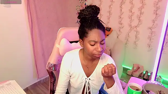 Snapshot of Queen_perla_ chatting on December 22, 2025, 12:24 pm Queen perla online show from December 22, 2025, 12:24 pm