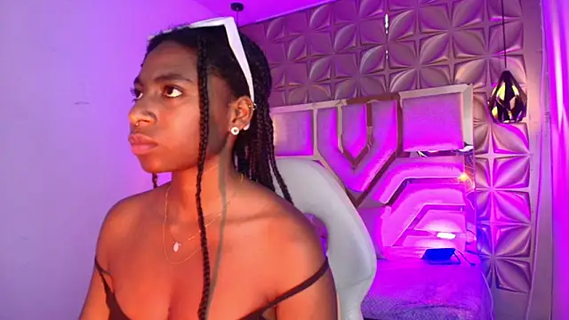 Snapshot of Queen_perla_ chatting on March 1, 2026, 6:21 pm Queen perla online show from March 1, 2026, 6:21 pm