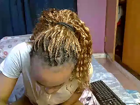 Snapshot of Queen_petite_ chatting on February 3, 2026, 4:32 am Queen petite online show from February 3, 2026, 4:32 am