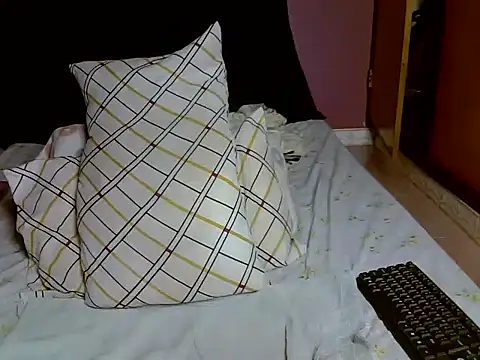 Snapshot of Queen_petite_ chatting on February 12, 2026, 9:59 am Queen petite online show from February 12, 2026, 9:59 am