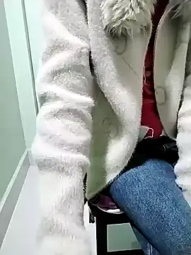 Snapshot of Luxcute286 chatting on February 18, 2025, 7:43 am Luxcute286 online show from February 18, 2025, 7:43 am