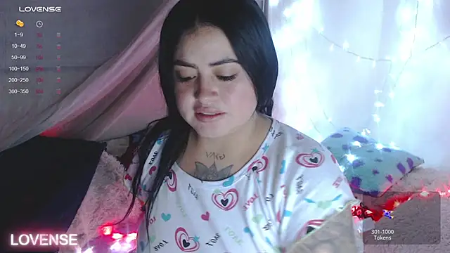 Snapshot of PamelaDoouce chatting on January 2, 2025, 10:48 am PamelaDoouce online show from January 2, 2025, 10:48 am