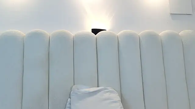 Juliabadlee online show from February 15, 2026, 11:34 pm