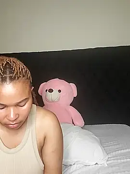 Snapshot of R-thequeen chatting on February 25, 2026, 12:15 pm R-thequeen online show from February 25, 2026, 12:15 pm