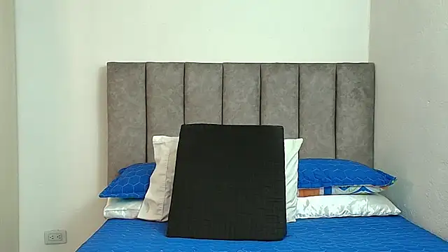 karina lewis  online show from November 26, 2025, 4:02 am