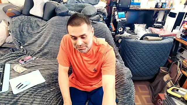 Snapshot of ClampMaster chatting on October 11, 2025, 9:57 pm ClampMaster online show from October 11, 2025, 9:57 pm