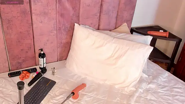 SelenaGmez online show from February 3, 2026, 12:21 pm