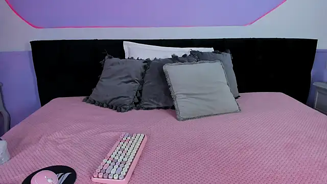 Snapshot of Julieta_Cortes__ chatting on December 1, 2025, 11:59 am Julieta Cortes online show from December 1, 2025, 11:59 am