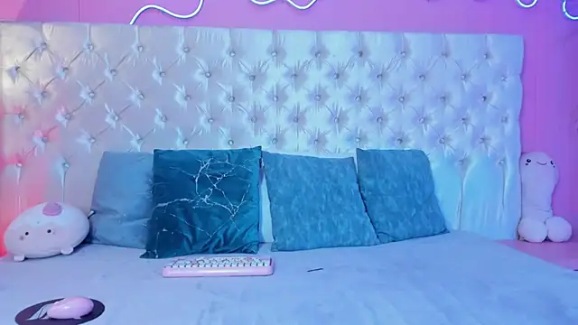 Snapshot of Julieta_Cortes__ chatting on December 16, 2025, 12:10 pm Julieta Cortes online show from December 16, 2025, 12:10 pm