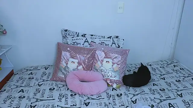 Snapshot of Lorenne_Miller chatting on December 12, 2024, 1:43 am Lorenne Miller online show from December 12, 2024, 1:43 am