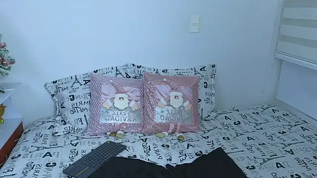 Snapshot of Lorenne_Miller chatting on December 17, 2024, 12:45 am Lorenne Miller online show from December 17, 2024, 12:45 am