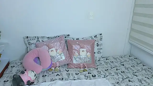 Snapshot of Lorenne_Miller chatting on December 18, 2024, 10:24 pm Lorenne Miller online show from December 18, 2024, 10:24 pm