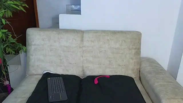 Snapshot of Lorenne_Miller chatting on October 19, 2025, 4:57 am Lorenne Miller online show from October 19, 2025, 4:57 am