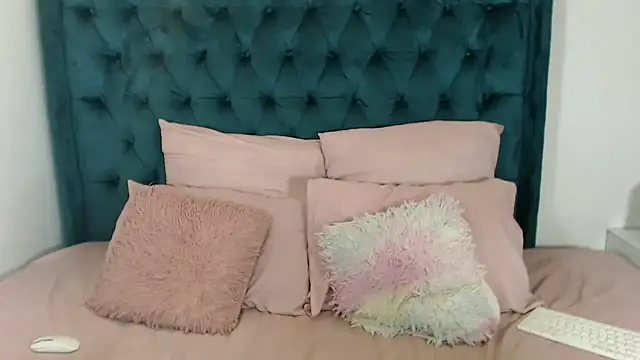 Snapshot of 1Blackertheberry1 chatting on December 13, 2024, 2:21 am 1Blackertheberry1 online show from December 13, 2024, 2:21 am