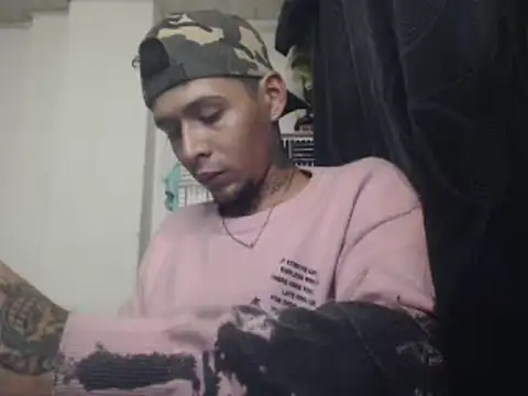 Snapshot of RickyGrey77 chatting on January 4, 2025, 1:52 am RickyGrey77 online show from January 4, 2025, 1:52 am