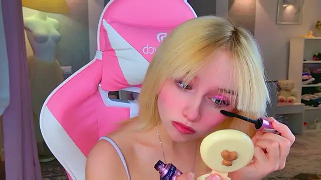 b4by LoL1 online show from February 9, 2026, 1:26 pm