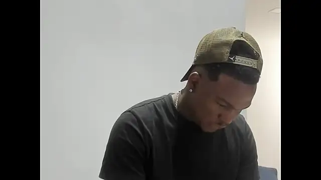 Snapshot of Troykhalil chatting on January 31, 2026, 9:35 pm Troykhalil online show from January 31, 2026, 9:35 pm