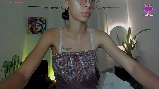 Snapshot of Sophie_sweett19 chatting on February 25, 2026, 2:21 am Sophie sweett19 online show from February 25, 2026, 2:21 am