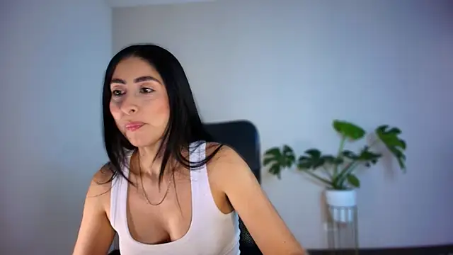 auroracaruso11 online show from February 19, 2026, 4:25 pm