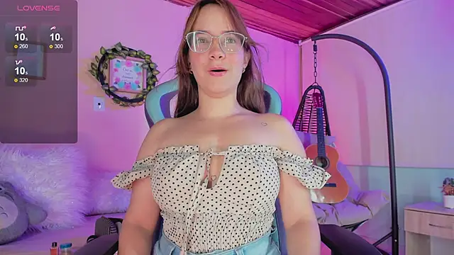 Snapshot of honey_fox1 chatting on February 7, 2025, 10:20 pm honey fox1 online show from February 7, 2025, 10:20 pm