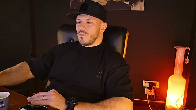 AngeloEric online show from December 17, 2025, 2:23 pm